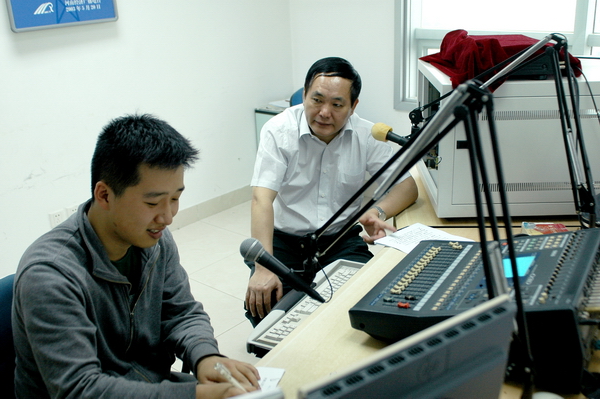 河南省政府安委會副主任、省安全生產(chǎn)監(jiān)督管理局黨組書記、局長張國輝做客《安全河南》直播室