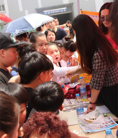 禮品領(lǐng)取處，這是要把工作人員圍攻的節(jié)奏啊。