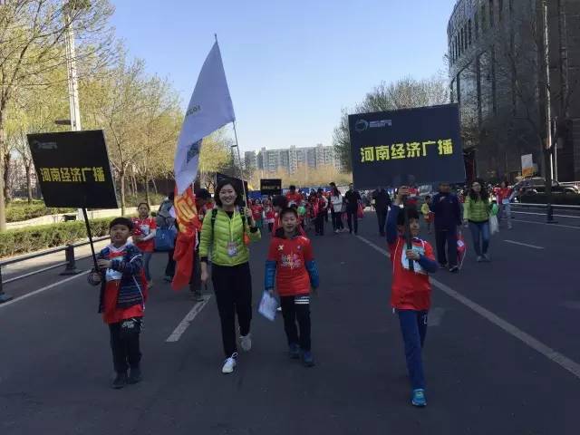 出發(fā)啦！小朋友和大朋友們昂首闊步向賽場邁進(jìn)！