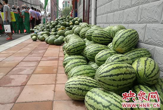 經(jīng)濟(jì)廣播工作人員和愛心企業(yè)給正在忙碌的環(huán)衛(wèi)工人、交警等送去一萬六千多斤西瓜和近百提礦泉水。