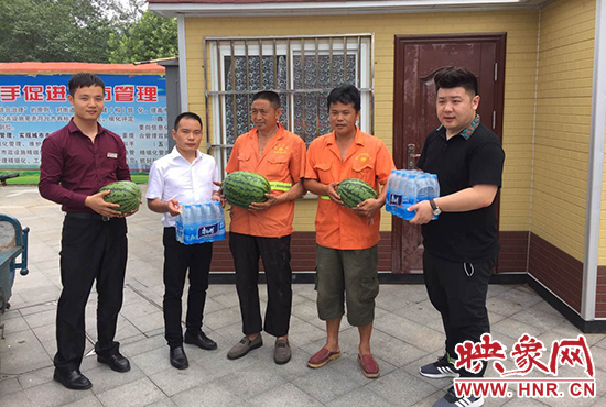 經(jīng)濟(jì)廣播工作人員和愛心企業(yè)給正在忙碌的環(huán)衛(wèi)工人、交警和協(xié)警等送去了一萬六千多斤西瓜和近百提礦泉水。