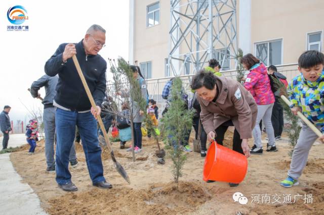 恩愛(ài)的老人一起種下一棵小樹(shù)苗，健健康康白頭偕老~