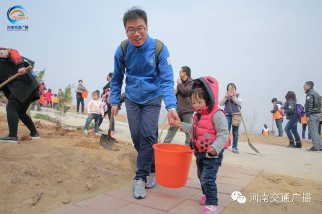 爸比爸比，你會(huì)種小樹(shù)嗎？我來(lái)教你吧~