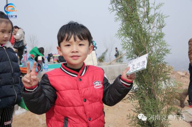 耶！你看，這是我種下的小樹(shù)苗！