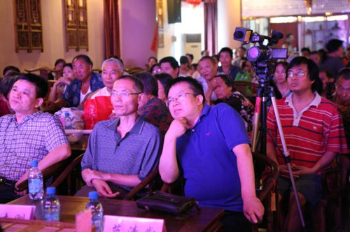 信息廣播總監(jiān)李金鋒（左1）、副總監(jiān)魏志剛（左2）、副總監(jiān)陳德年（左3）