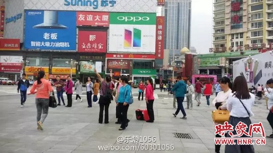 他們從四面八方匯集到二七塔下，由行走路人一下變成了一支舞蹈隊，跳起了節(jié)奏歡快、時尚動感的舞蹈。