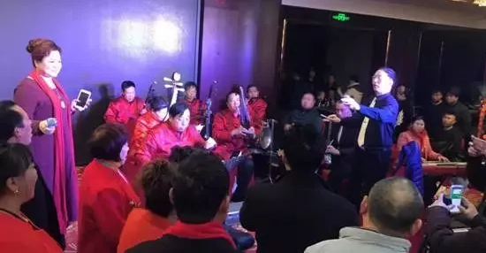 現(xiàn)場(chǎng)的樂(lè)隊(duì)老師也是咱的戲迷朋友，為了周迪的見(jiàn)面會(huì)今天累也開(kāi)心