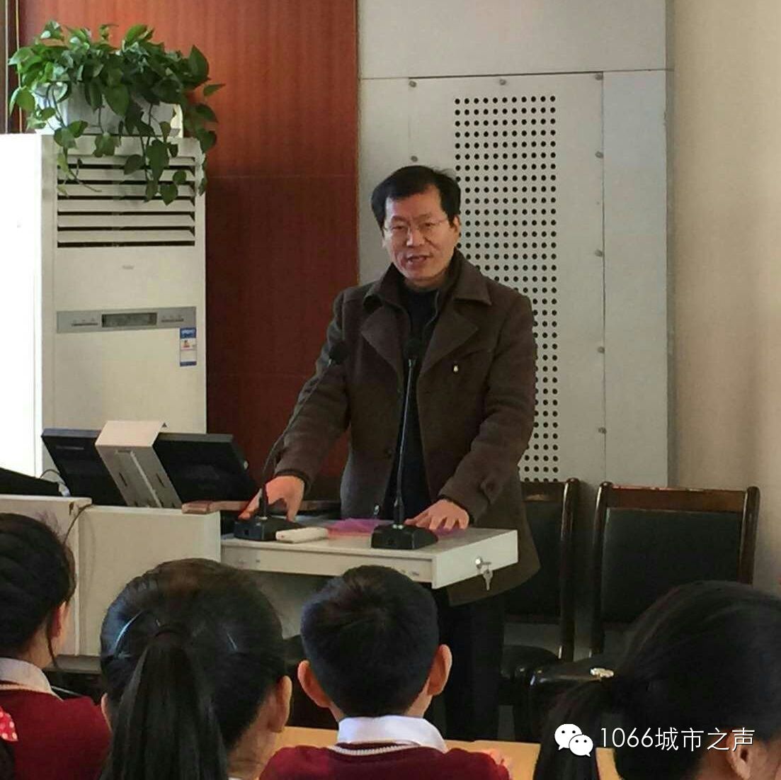 雙方領(lǐng)導講話，同學們聽得都好認真?。? complete=