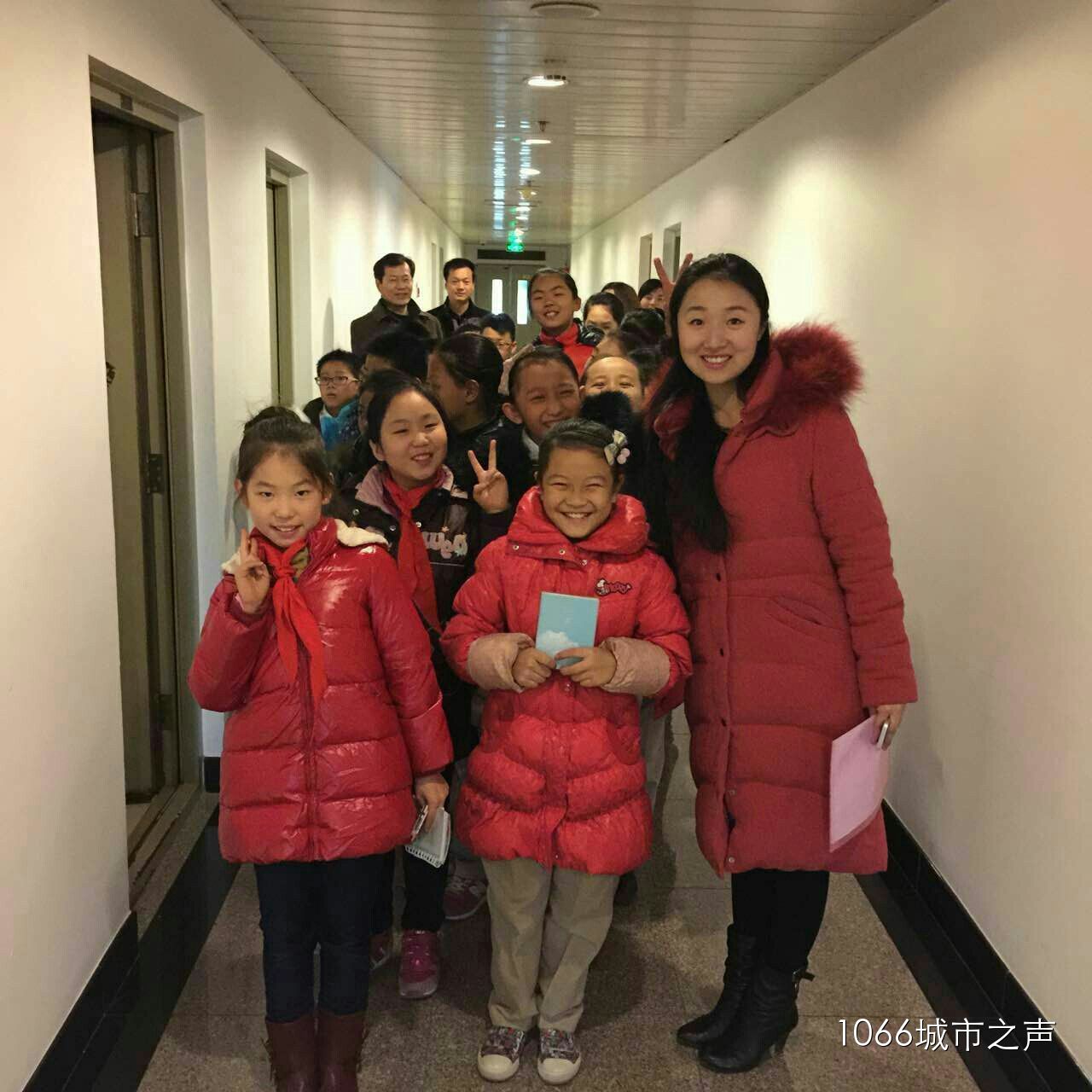 簽字和揭牌儀式后，教育廣播（城市之聲）主持人“卷卷貓”帶領(lǐng)“小主持人”走進河南廣播大廈