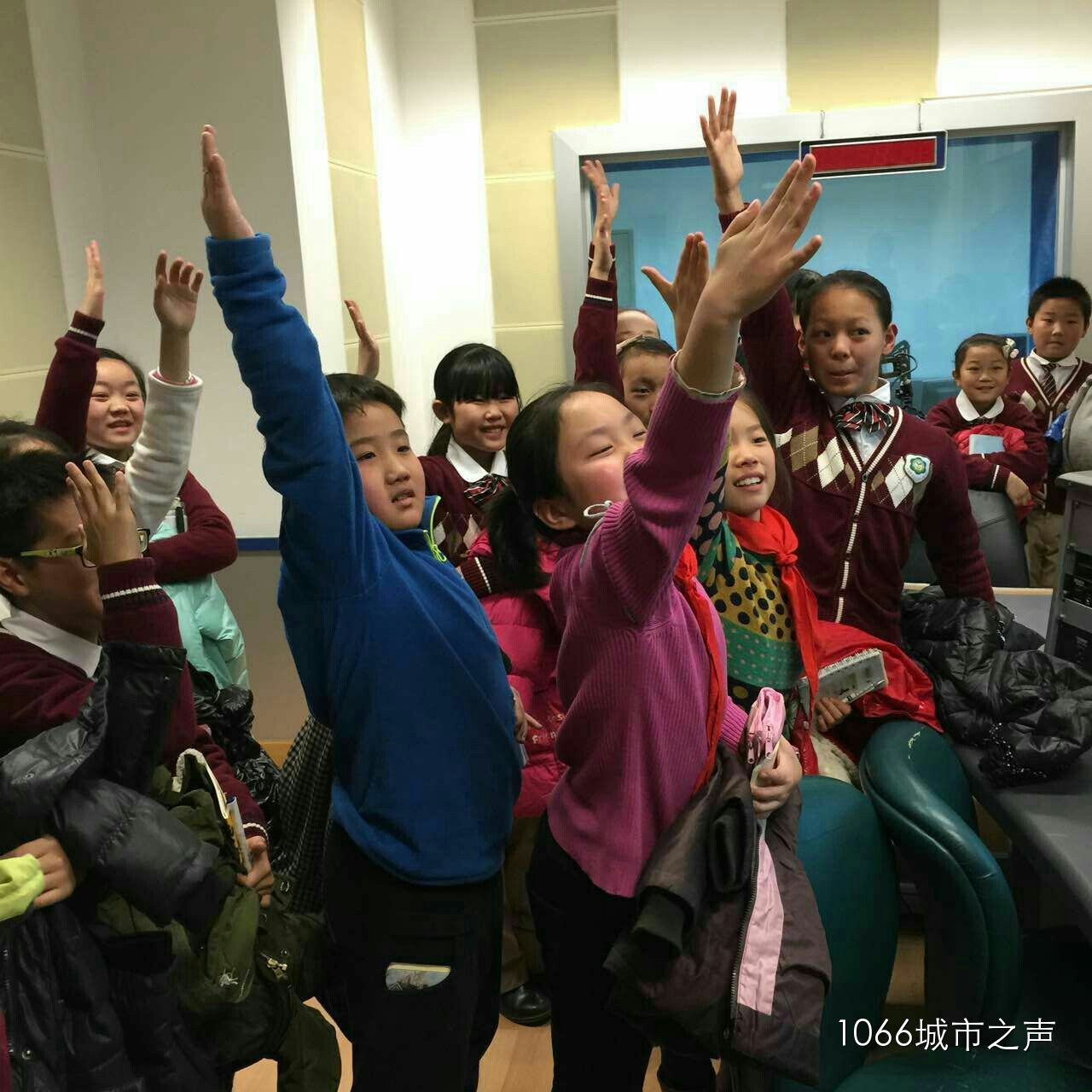 第一次體驗話筒前的感覺，同學們爭先恐后！