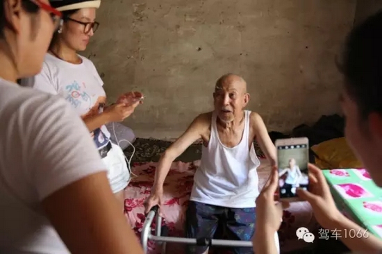 老兵老兵，你的勛章呢，國家給你的那個？