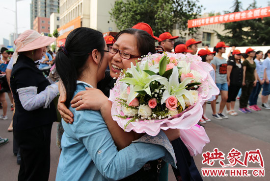 考試結(jié)束，考生與家長(zhǎng)深情的擁抱