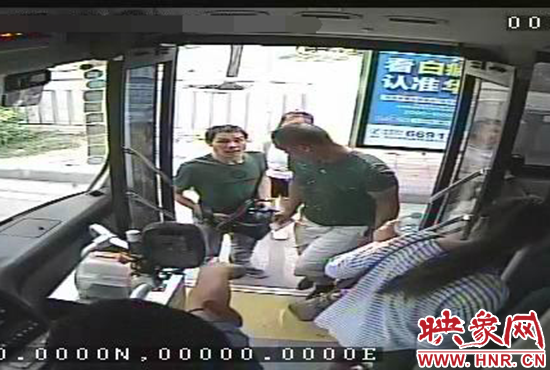 監(jiān)控顯示，竊賊偷女孩手機，公交車長幫忙要回手機。