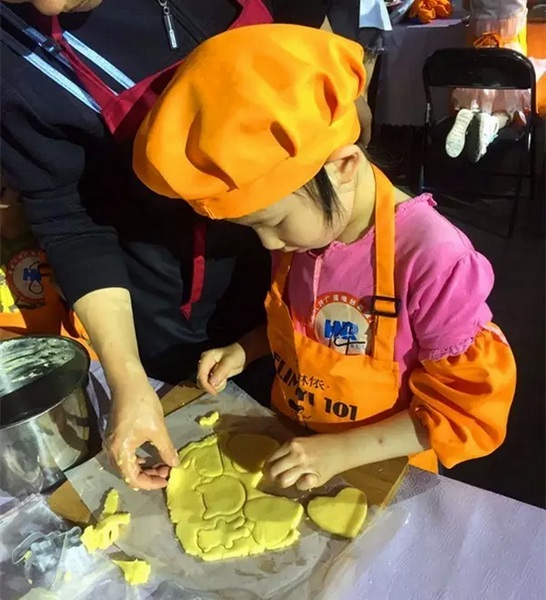 在爸爸媽媽的陪同下，親手制作餅干