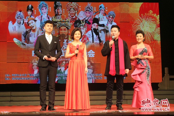 戲迷春晚主持人月陽（右二）、李亞楠（右一）、王巖（左二）、王曉凡（左一）