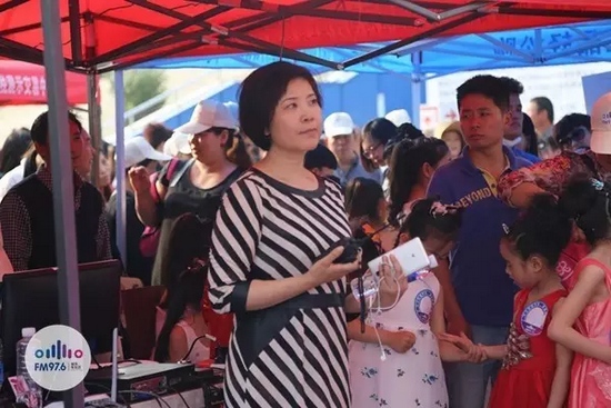 976老大木子一手手機(jī)一手對(duì)講一臉嚴(yán)肅，這是有多緊張呢？