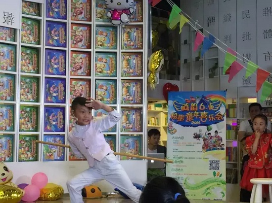 “梨園春”明星小擂主李宗書演唱豫劇《朝陽溝》選段，還表演了自己的拿手好戲——猴戲