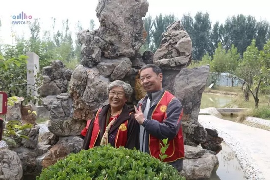 爺爺奶奶叔叔阿姨被盛運(yùn)莊園的景致吸引，紛紛拍照留影