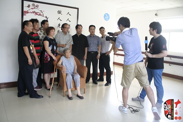  唐派眾弟子將通過視頻向7月15日在鄭東新區(qū)噴泉廣場觀看《豫韻唐風(fēng)——豫劇唐派名家票友演唱會(huì)》演出的