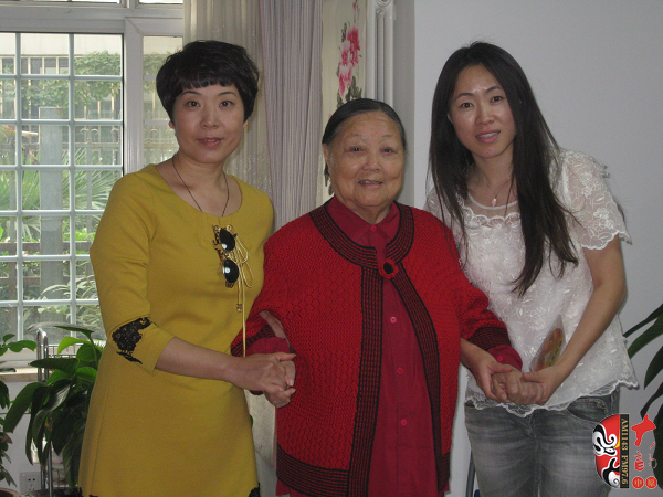 河南電臺戲曲廣播總監(jiān)木子（左)、央視戲曲頻道欄目總編李穎（右）與馬金鳳（中）合影