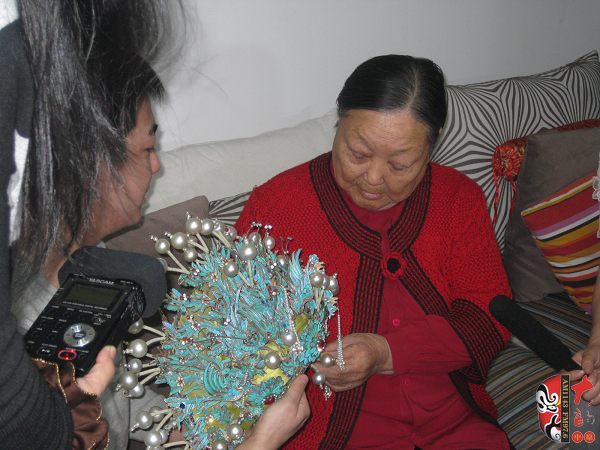又看到梅蘭芳送給自己的鳳冠，老太太很激動