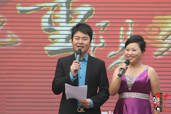 活動(dòng)由著名戲曲節(jié)目主持人，河南電臺(tái)戲曲廣播當(dāng)家小生月陽（左）戲曲廣播《票友排行榜》主持人丁蘭（右）主