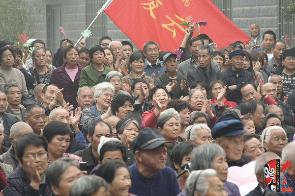 現(xiàn)場不但有敬老院的老人們，還擠滿了鄭州市的很多戲迷朋友