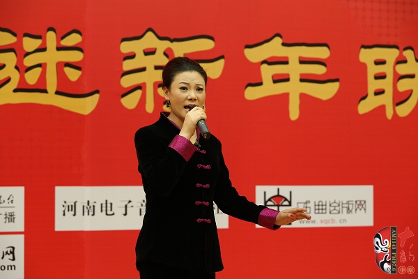 戲曲廣播主持人王唯、曉琴、丁蘭、李鋮及鄭州市曲劇團(tuán)優(yōu)秀演員張娜共同表演的小品《賣鞋》