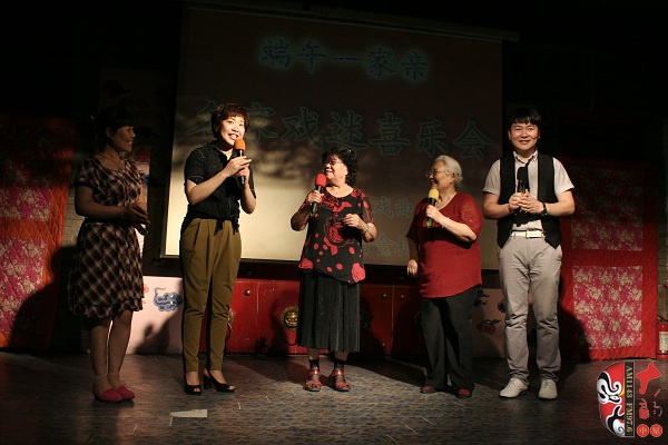 戲曲廣播總監(jiān)木子、豫劇表演藝術(shù)家楊華瑞、高潔、戲曲廣播當(dāng)家小生月陽(yáng)、票友張華合作表演《朝陽(yáng)溝》選段