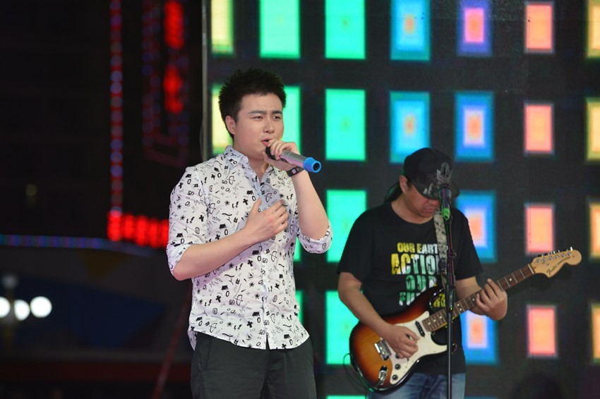 首先出場(chǎng)的是主播佳雨，一首《李白》，瞬間將現(xiàn)場(chǎng)的火熱氣氛點(diǎn)著。