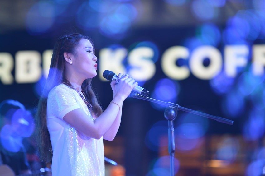 接下來(lái)是主播丹丹的《辛德瑞拉》，作為一個(gè)音樂(lè)節(jié)目的主播，唱歌當(dāng)然都是毛毛雨。