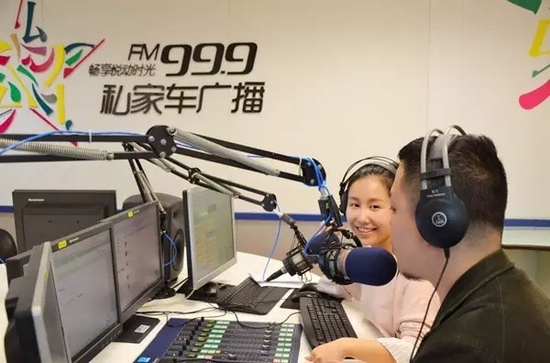 美女嘉賓來做客直播間，麥姐看莫非的眼神，嘖嘖，愛一個人是什么感覺？