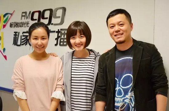 跟兩位女神在一起，莫非你知道你此刻有多招小編嫉恨？