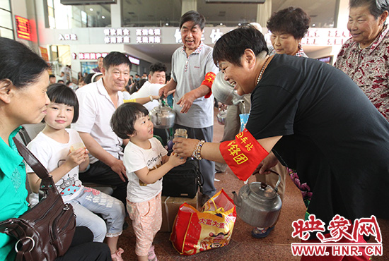 老年雷鋒團(tuán)”志愿者在候車廳為旅客送水。