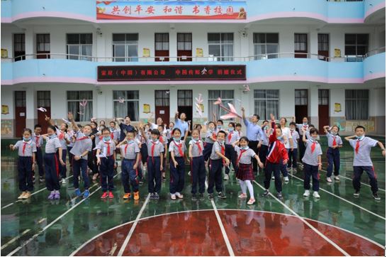 中國傳媒大學(xué)大學(xué)生志愿者在云南保山施甸縣示范小學(xué)