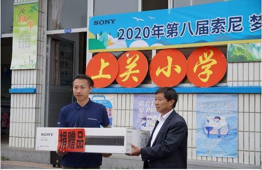 中國農(nóng)業(yè)大學(xué)大學(xué)生志愿者在山西大同上關(guān)小學(xué)
