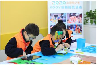 小選手分工明確，配合默契地進(jìn)行比賽