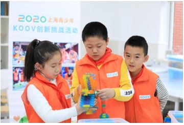 小選手在比賽中互助合作