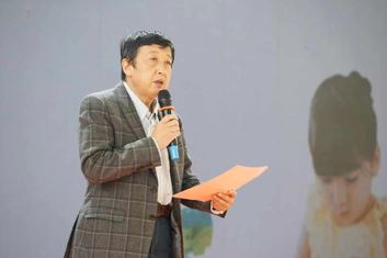 廣東省婦女兒童活動中心發(fā)展促進會會長古方先生發(fā)表演講