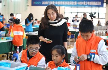 趙威總經(jīng)理觀看小選手比賽