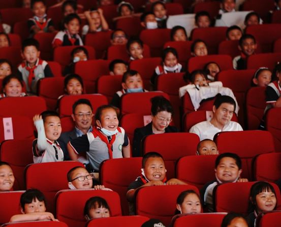 孩子們開心地觀看