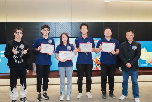 劉嘉雄先生(右一)和黃禮格先生（左一）為獲獎大學(xué)生頒獎