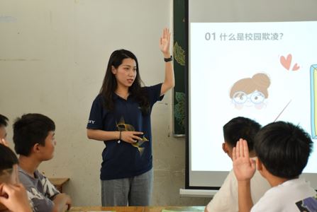 臨沂大學(xué)“七彩夢想郵遞員”在山東臨沂郯城縣歸昌魯能希望小學(xué)“索尼夢想教室”中上課