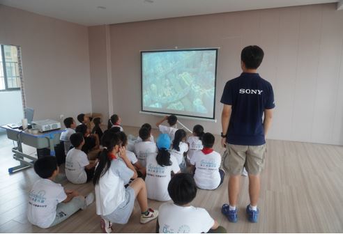 北京大學(xué)“青嵐支教隊”在福建福州市平潭城中小學(xué)的“索尼夢想教室”上課