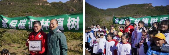 索尼（中國）董事長兼總裁高橋洋先生和北京林學(xué)會秘書長智信博士、“環(huán)保小衛(wèi)士”分別合影