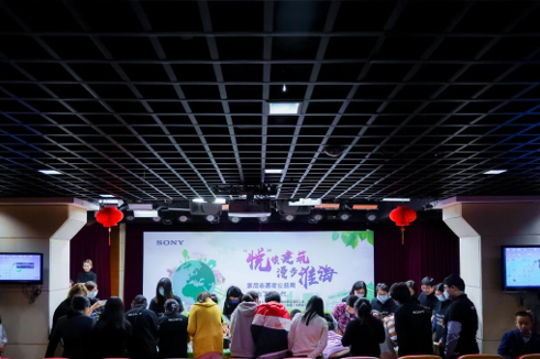 志愿者和孩子們的背影令人感動(dòng)