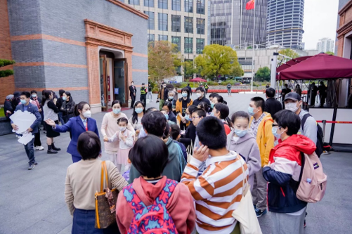 孩子們聆聽建筑歷史講解
