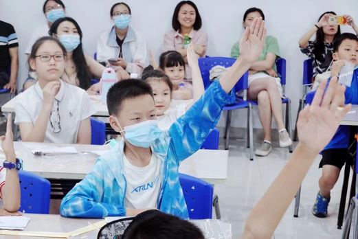 與“索尼探夢(mèng)”實(shí)驗(yàn)表演人員積極互動(dòng)的孩子們