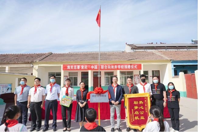 王靜嫻（左五）、于茜（左四）、莊子濤（左二）、伊東祐（右五）、高峰英紀（右四）、孫海濤（右三）、范宏軍（右二）和簡春紅（右一）