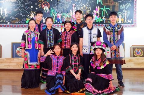 南京大學(xué)團隊探訪云南省楚雄彝族地區(qū)，隊員們身著彝族刺繡“堆繡”的傳統(tǒng)服裝